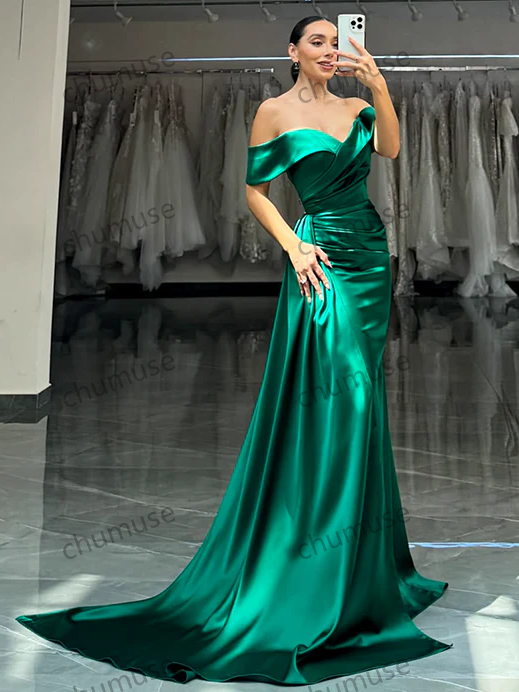 Vestido elegante de fiesta verde con escote en V y abertura alta en la cadera de satén