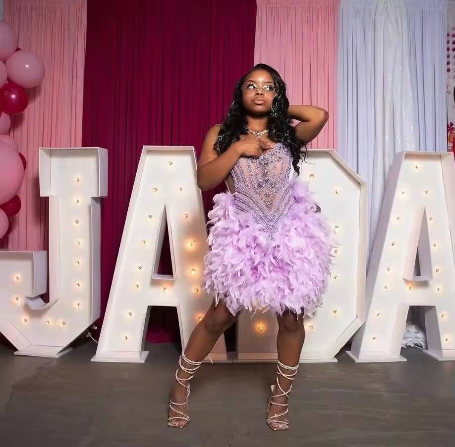 Vestidos curtos de baile de aniversário lavanda, luxuosos, brilhantes, com cristais, penas, malha transparente, preto, coquetel, baile de formatura, tamanho personalizado