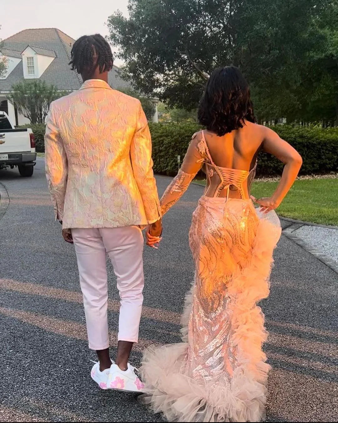 Superbe robe de bal sirène rose longue à une épaule et manches longues avec fente