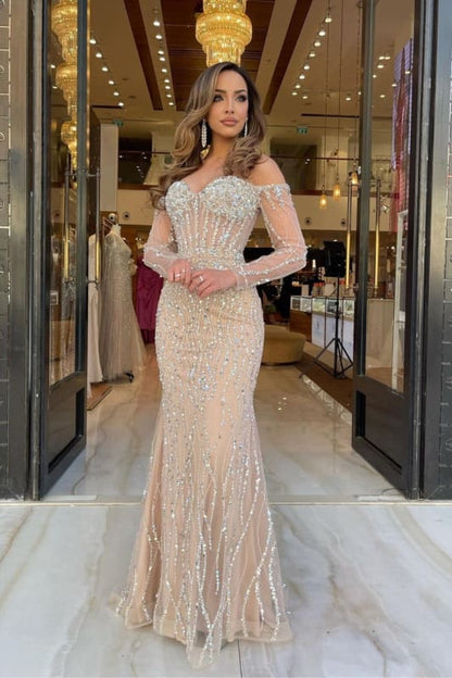 Vestido de baile pesado com decote em coração, mangas compridas e miçangas sem alças