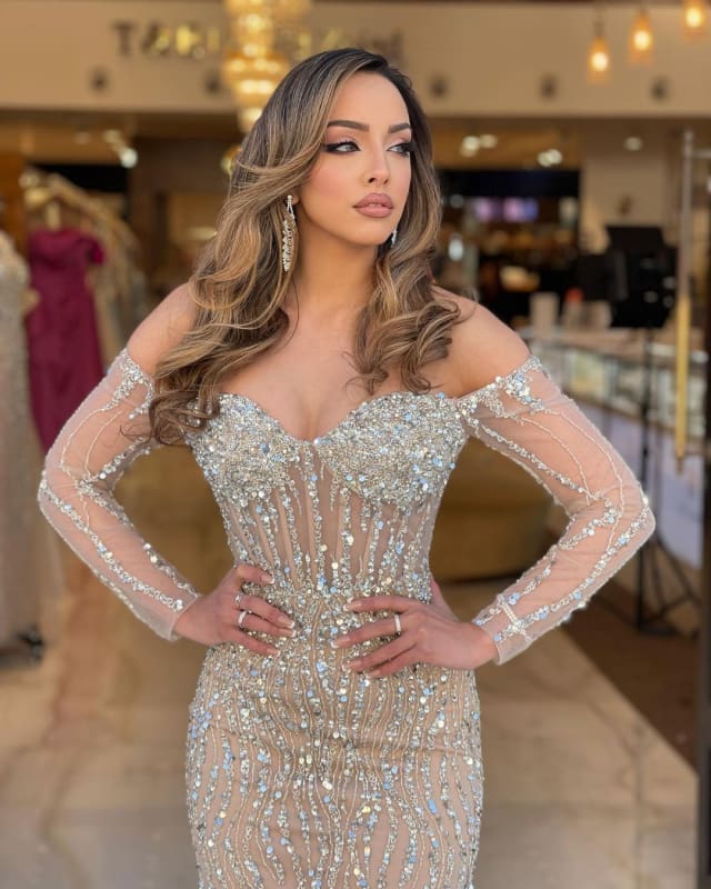 Vestido de baile pesado com decote em coração, mangas compridas e miçangas sem alças