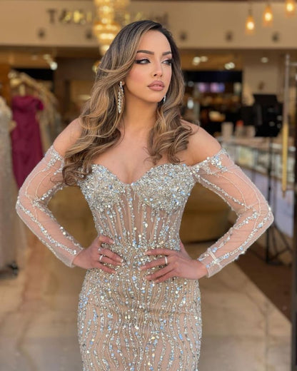 Vestido de baile pesado com decote em coração, mangas compridas e miçangas sem alças