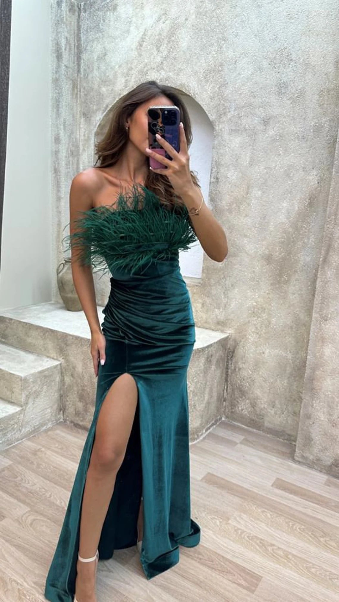 Robe de soirée fendue avec détails en plumes sur la poitrine