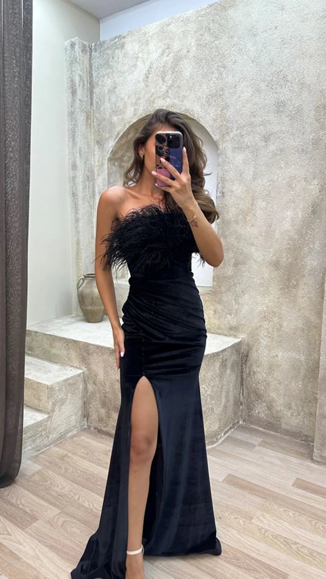 Robe de soirée fendue avec détails en plumes sur la poitrine