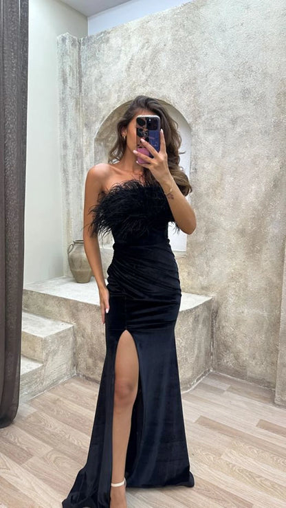 Robe de soirée fendue avec détails en plumes sur la poitrine