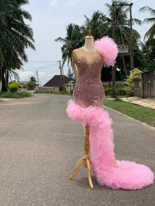 vestido de baile rosa bebê, vestido de lantejoulas, vestido sereia rosa, vestido de baile justo e evasê, vestido de baile com penas