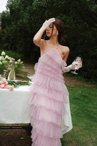 Vestido de festa elegante com decote halter e camadas de tule