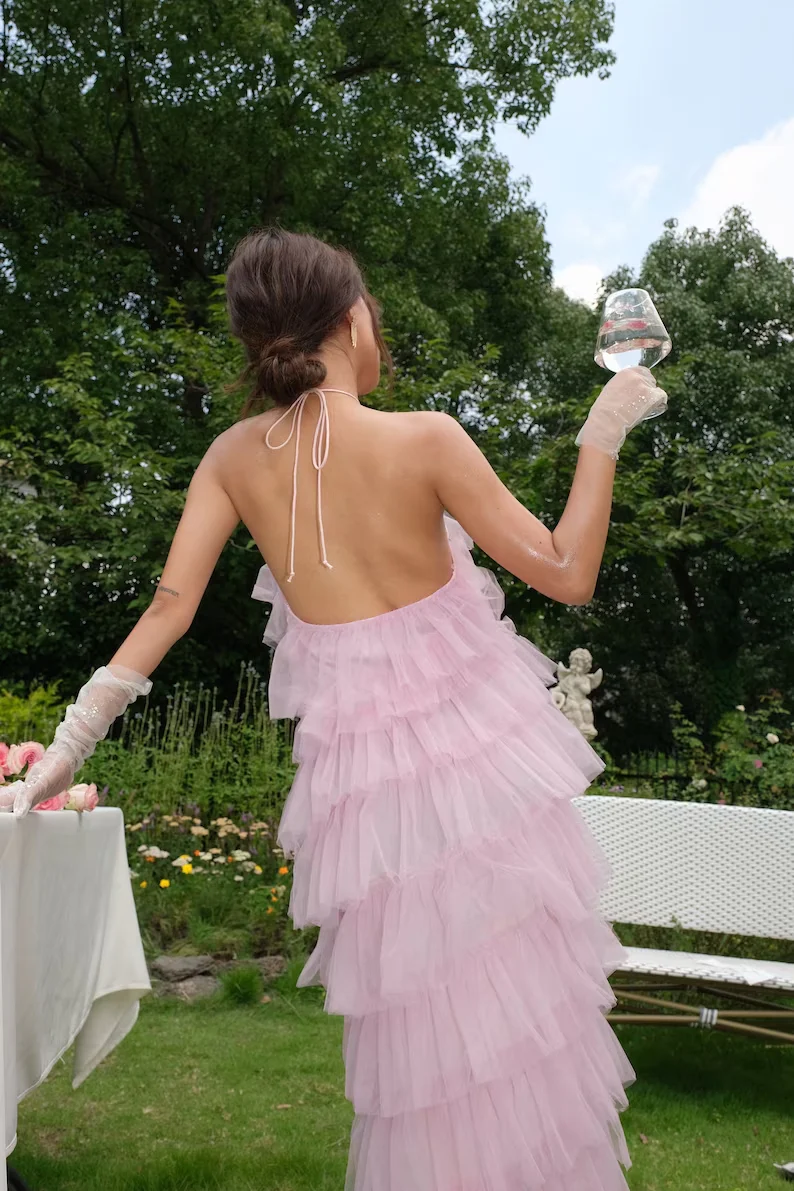 Vestido de festa elegante com decote halter e camadas de tule