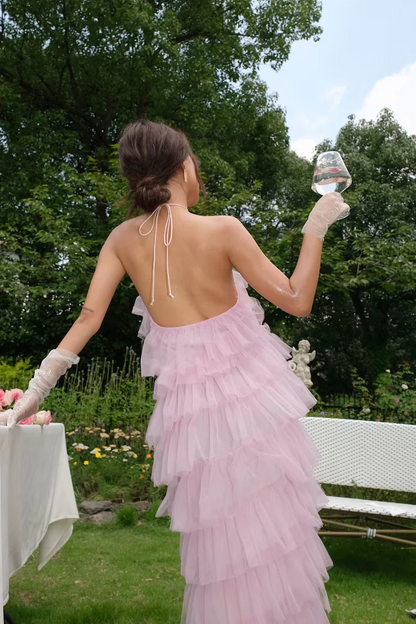 Vestido de festa elegante com decote halter e camadas de tule
