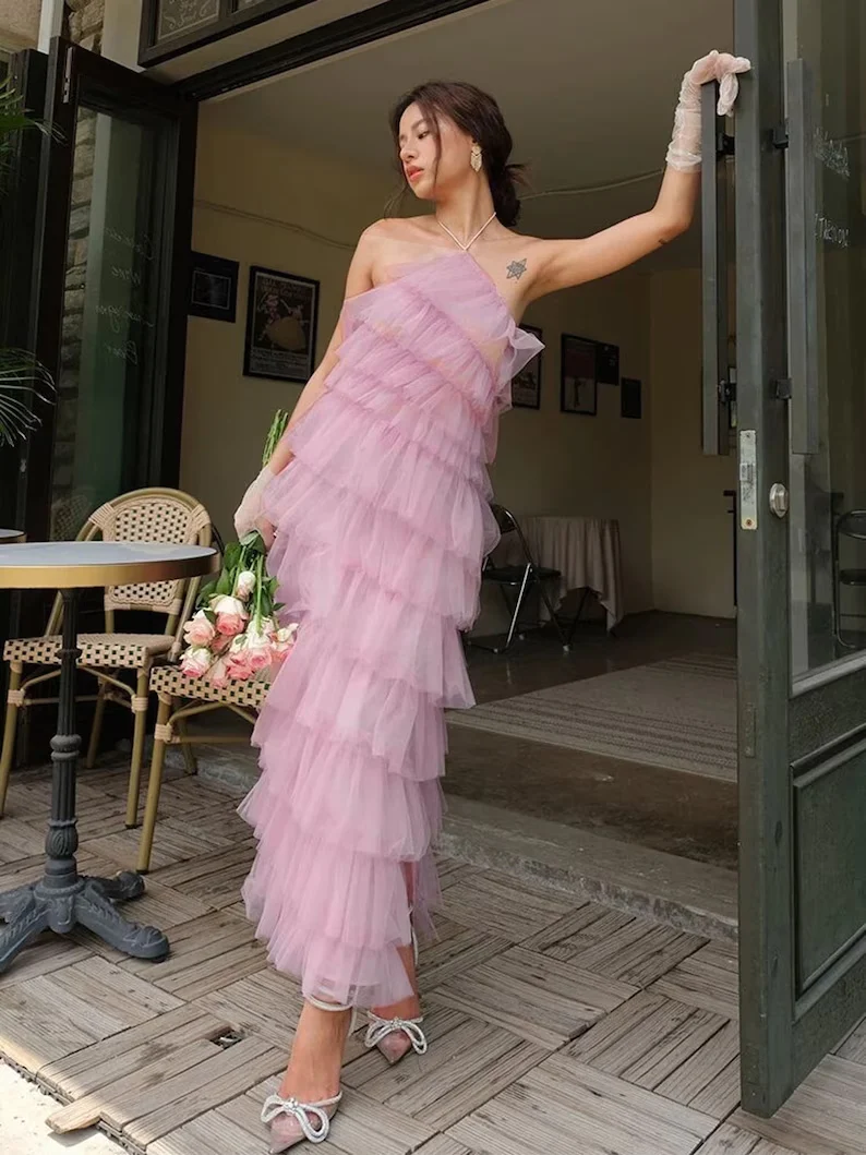 Vestido de festa elegante com decote halter e camadas de tule