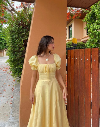 Vestido de festa longo em linha A amarelo claro com mangas bufantes