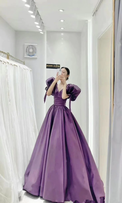 Robe de bal en satin violet à manches bouffantes et corset