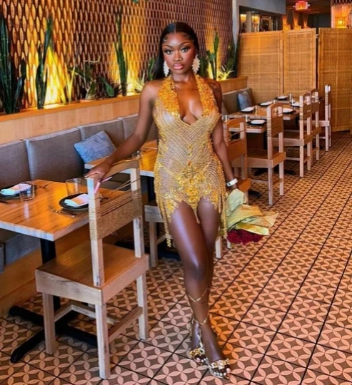 Vestidos de cóctel africanos con cuello halter dorado de lujo para mujer, vestidos de fiesta de cumpleaños con cuentas, vestidos cortos sexis negros para chicas de graduación y regreso a casa.