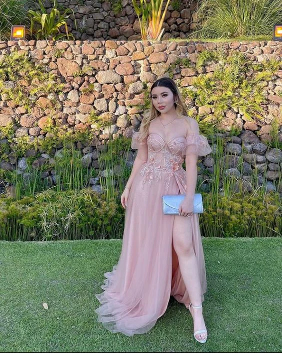 Robe de bal fendue en tulle à manches bouffantes et appliques