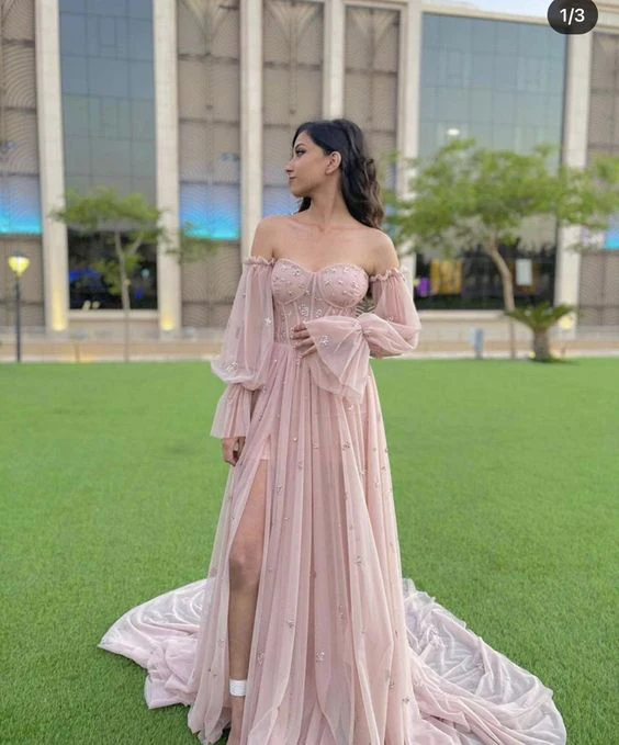Vestido de festa com decote coração e mangas compridas em tule rosa