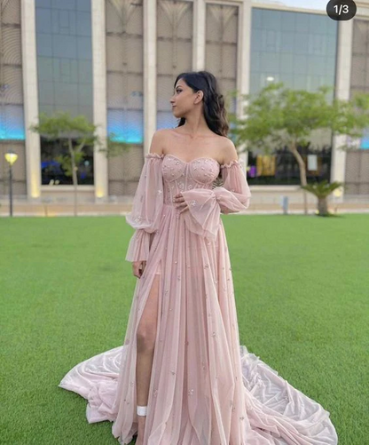 Vestido de festa com decote coração e mangas compridas em tule rosa
