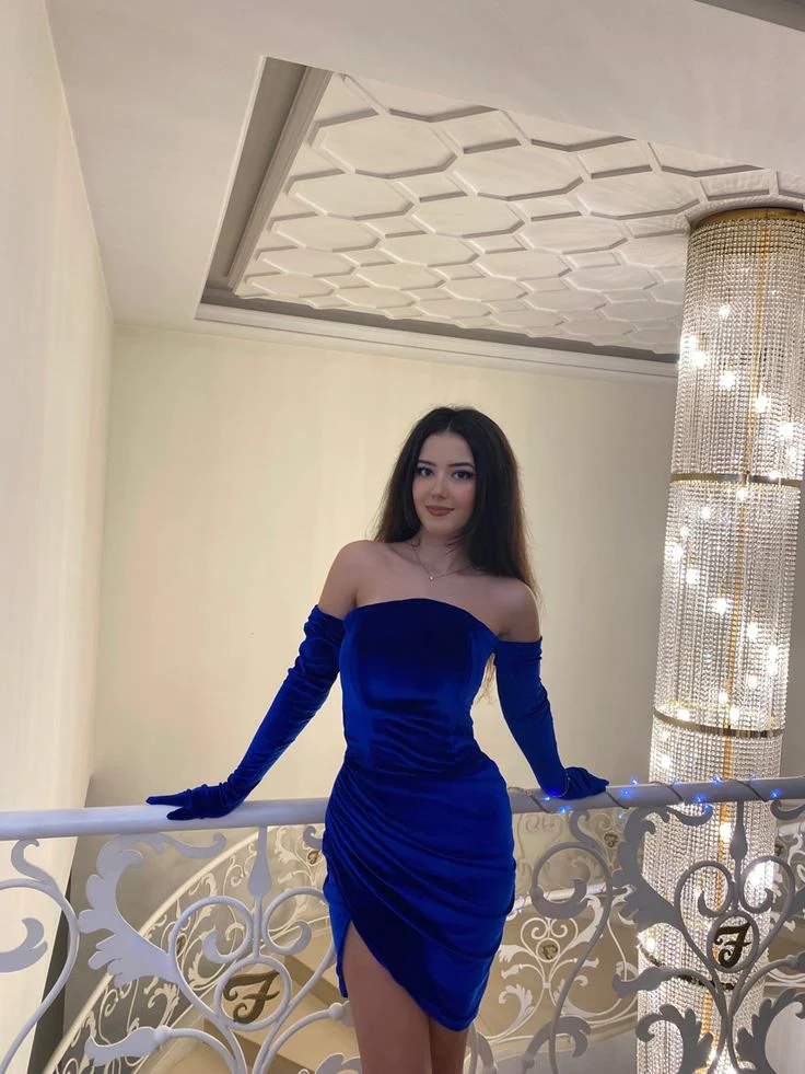 فستان سهرة مخملي أزرق ملكي بدون حمالات مع قفازات
