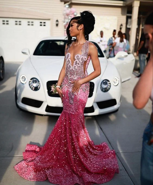 Hermoso vestido de noche de sirena con cuentas y lentejuelas rosas.