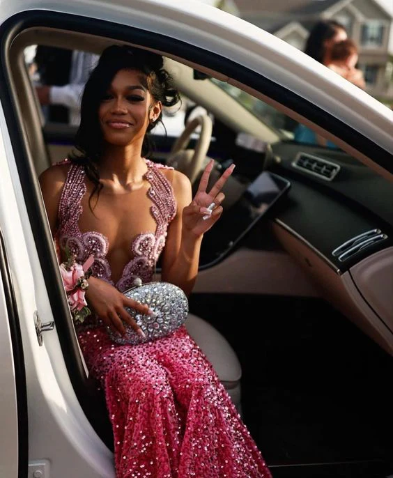 Belle robe de soirée sirène rose à paillettes et perles