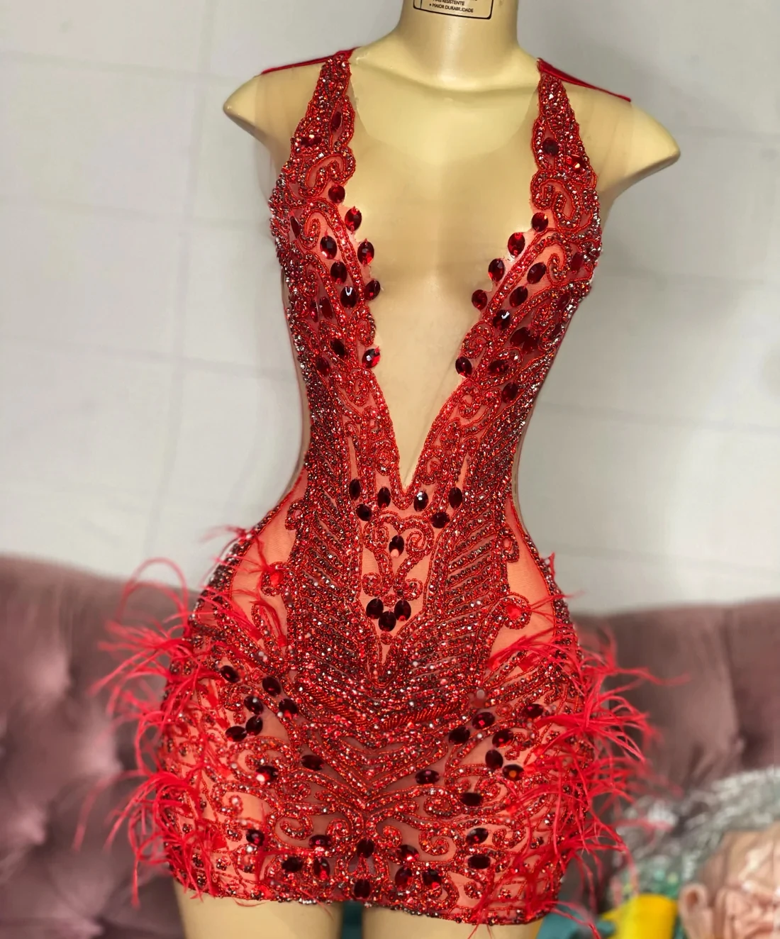 Vestidos de fiesta cortos, sexys, con plumas transparentes y diamantes, en rojo, para niñas negras, para fiesta de cumpleaños, minivestidos africanos de cóctel para el regreso a casa.
